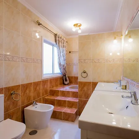 True Canarian 6 Bedrooms With Hot Tub 빌라