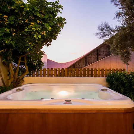 True Canarian 6 Bedrooms With Hot Tub * Кальяо-Сальвахе