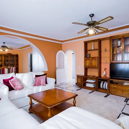 True Canarian 6 Bedrooms With Hot Tub Вилла Кальяо-Сальвахе